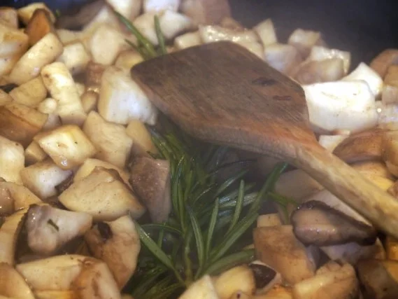 Lachsforelle in Kürbiskernkruste, Tagliatelle, Riesling-Dill-Schaum, Kräuterseitlinge - Rezept - Bild Nr. 14