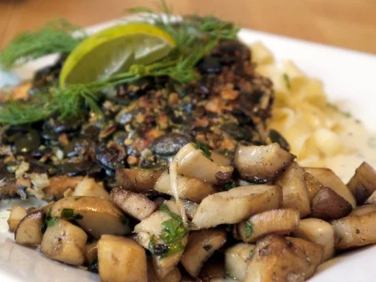 Lachsforelle in Kürbiskernkruste, Tagliatelle, Riesling-Dill-Schaum, Kräuterseitlinge - Rezept - Bild Nr. 15