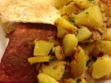 Fleischkäse mit Bratkartoffeln und Spiegelei - Rezept