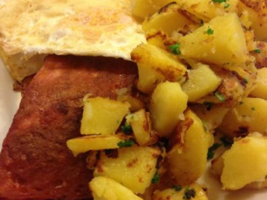 Fleischkäse mit Bratkartoffeln und Spiegelei - Rezept - kochbar.de