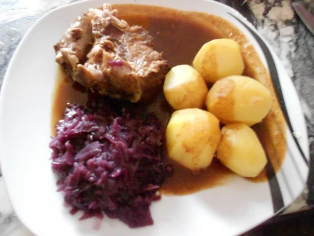 Rezept: Schweinenackenbraten mit Rotkohl und Salzkartoffeln Bild Nr. 5 Schweinenackenbraten mit Rotkohl und Salzkartoffeln - Rezept - Bild Nr. 5