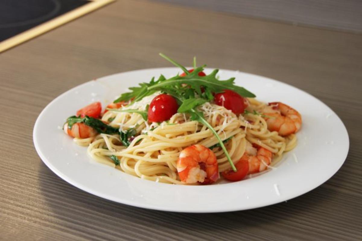 Bilder für Spaghetti in Proseccosauce mit Garnelen,Rucola und Cherrytomaten - Rezept