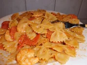 Pastagericht: Schmetterlingsnudeln mit Tomaten-Limetten-Garnelenpfanne - Rezept