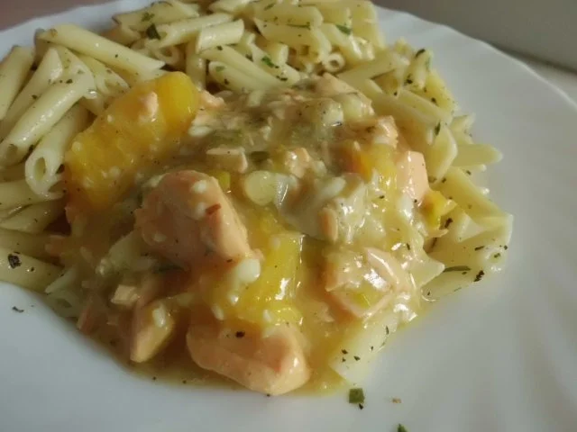 Fisch: Orangen-Fisch-Pfanne an Kräuternudeln - Rezept