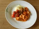 Garnelen-Fischpfanne an Metxasauce, süßen Thymianzwiebeln, Grilltomaten und Safranreis - Rezept
