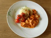Garnelen-Fischpfanne an Metxasauce, süßen Thymianzwiebeln, Grilltomaten und Safranreis - Rezept