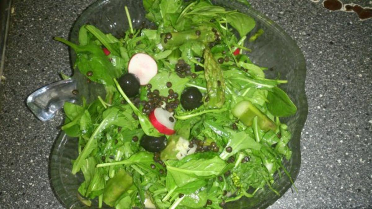 frischer Frühlingssalat mit grünem Spargel - Rezept
