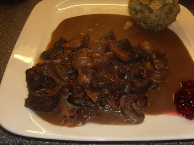 Rezept: Hirschgulasch Bild Nr. 7 Hirschgulasch - Rezept - Bild Nr. 7