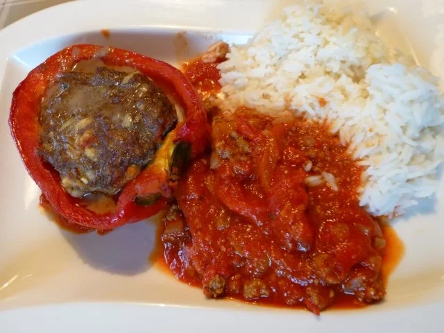 Paprika-Hackfleisch-Boote mit würziger Sauce - Rezept - Bild Nr. 2