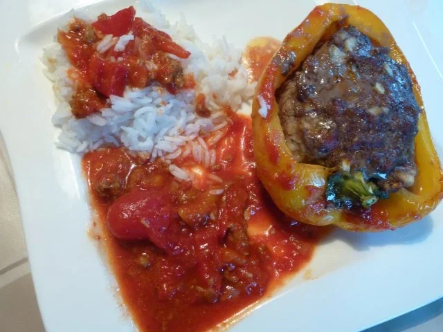 Paprika-Hackfleisch-Boote mit würziger Sauce - Rezept - Bild Nr. 3