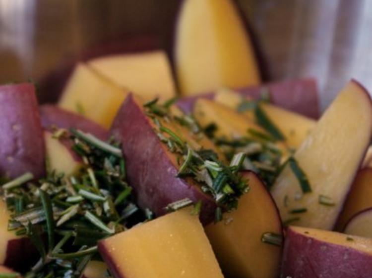 Süss scharfe Hähnchenbrust, Ofen Rosmarin Kartoffeln, bunte Ofentomaten ...