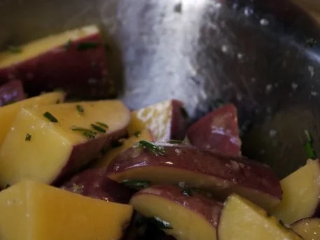 Rezept: Süss-scharfe Hähnchenbrust, Ofen-Rosmarin-Kartoffeln, bunte Ofentomaten Bild Nr. 4 Süss-scharfe Hähnchenbrust, Ofen-Rosmarin-Kartoffeln, bunte Ofentomaten - Rezept - Bild Nr. 4