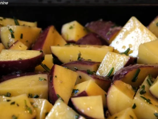 Rezept: Süss-scharfe Hähnchenbrust, Ofen-Rosmarin-Kartoffeln, bunte Ofentomaten Bild Nr. 5 Süss-scharfe Hähnchenbrust, Ofen-Rosmarin-Kartoffeln, bunte Ofentomaten - Rezept - Bild Nr. 5