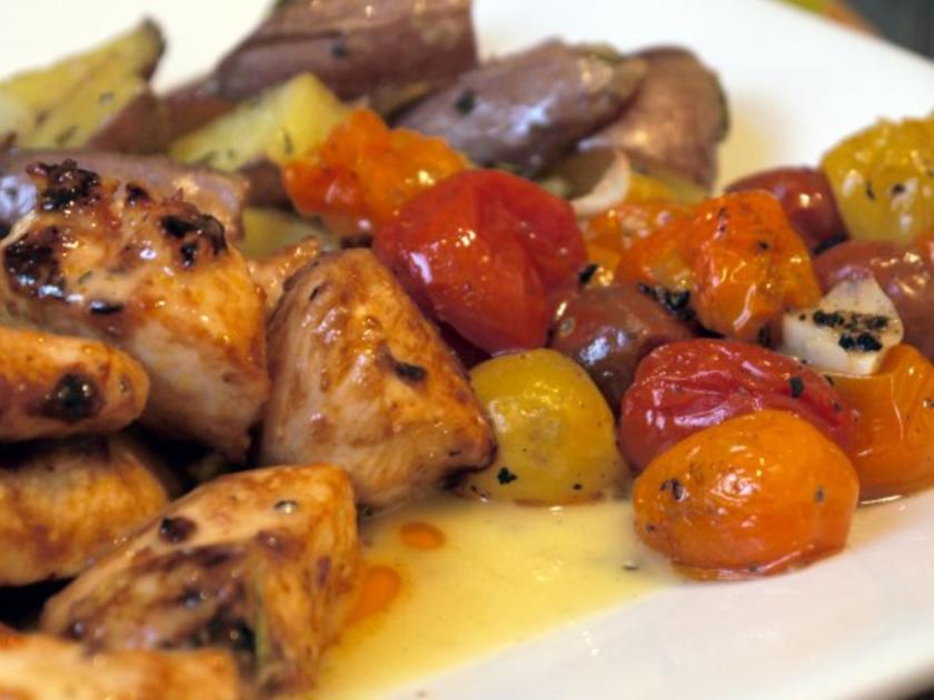 Süss-scharfe Hähnchenbrust, Ofen-Rosmarin-Kartoffeln, bunte Ofentomaten ...