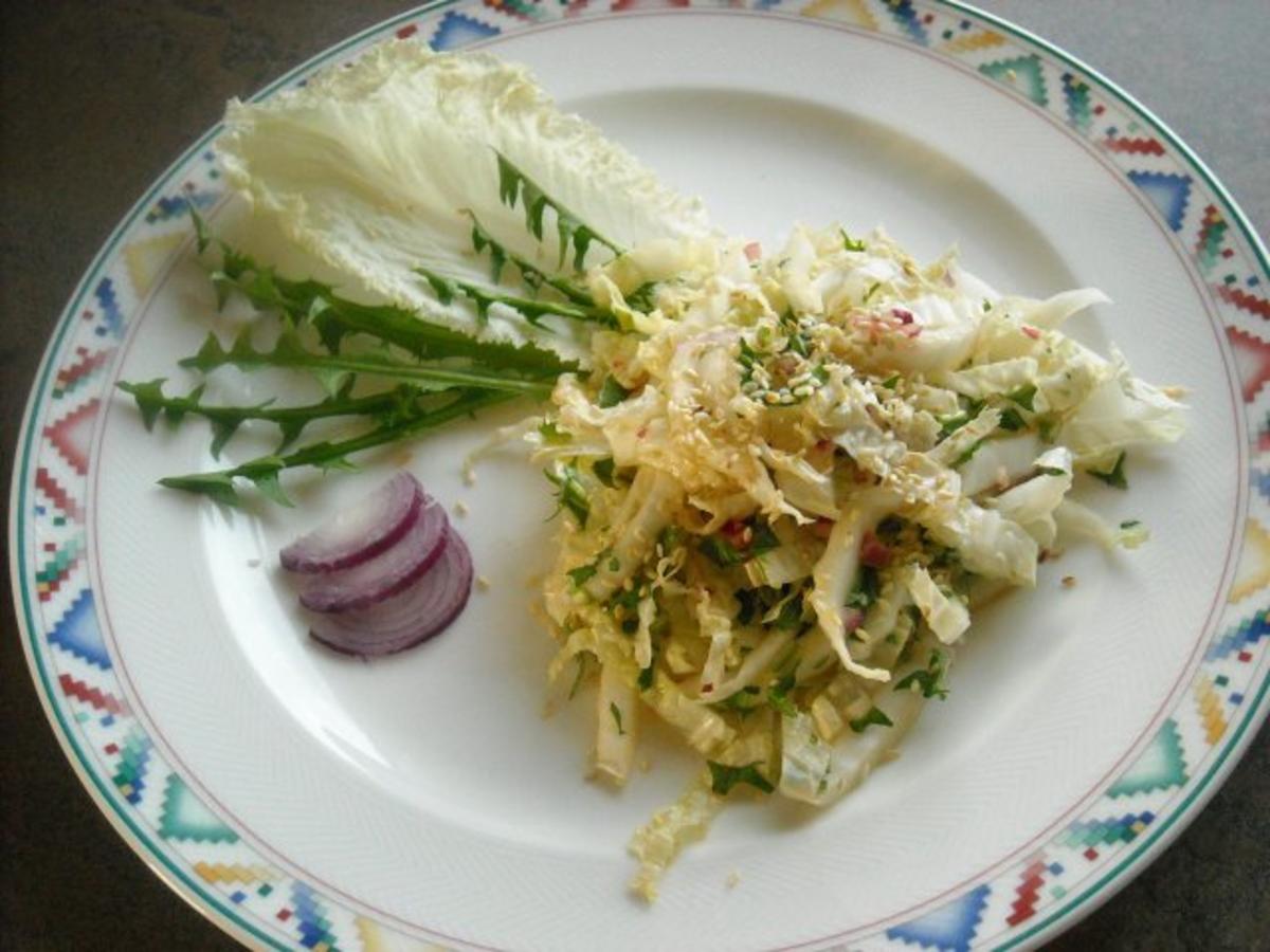 Chinakohl-Löwenzahn-Salat mit Ingwer-Dressing - Rezept