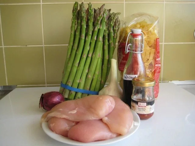 Rezept: Spargel-Nudel-Pfanne mit Hähnchen Bild Nr. 3 Spargel-Nudel-Pfanne mit Hähnchen - Rezept - Bild Nr. 3