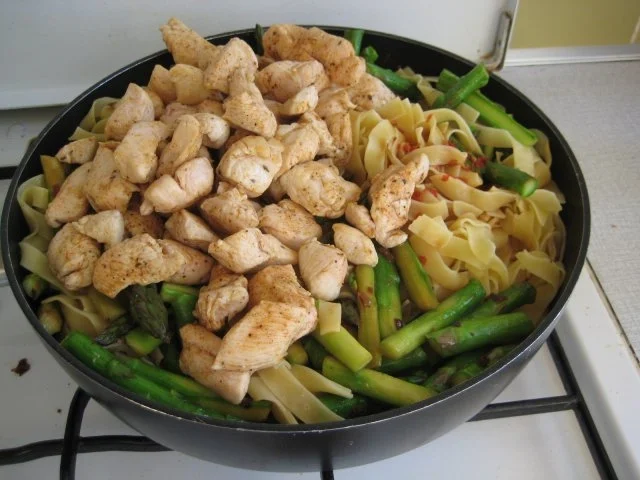 Rezept: Spargel-Nudel-Pfanne mit Hähnchen Bild Nr. 10 Spargel-Nudel-Pfanne mit Hähnchen - Rezept - Bild Nr. 10