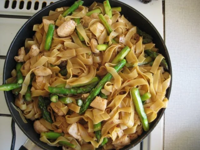 Rezept: Spargel-Nudel-Pfanne mit Hähnchen Bild Nr. 12 Spargel-Nudel-Pfanne mit Hähnchen - Rezept - Bild Nr. 12