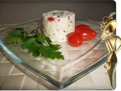 Frischkäse mit Tomaten, Hirse und Petersilie verfeinert - Rezept