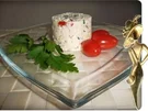 Frischkäse mit Tomaten, Hirse und Petersilie verfeinert - Rezept