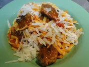 Leckere knoblauchlastige Tomatensauce mit Speck und Zwiebeln und - Rezept