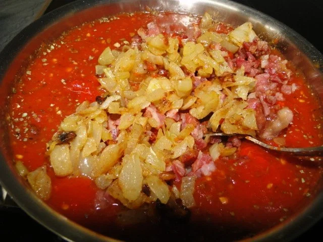 Rezept: Leckere knoblauchlastige Tomatensauce mit Speck und Zwiebeln und Bild Nr. 10 Leckere knoblauchlastige Tomatensauce mit Speck und Zwiebeln und - Rezept - Bild Nr. 10