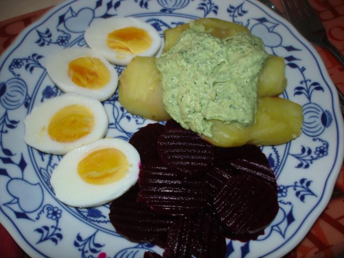 Frankfurter Grüne Sauce mit gekochten Eiern, Pellkartoffeln und Rote ...