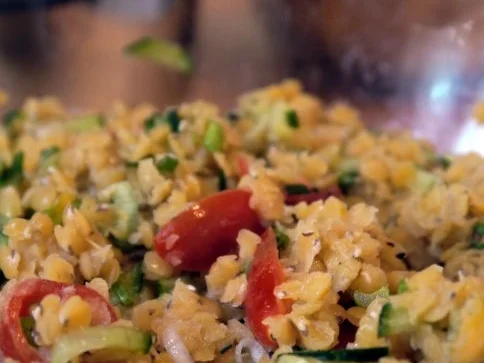 Rezept: Frühlingshafter Linsensalat mit mariniertem Halloumi Bild Nr. 11 Frühlingshafter Linsensalat mit mariniertem Halloumi - Rezept - Bild Nr. 11