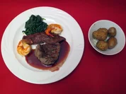 Rezept: Surf and Turf an Blattspinat mit Rosmarinkartoffeln und Rotwein-Schalottensoße Surf and Turf an Blattspinat mit Rosmarinkartoffeln und Rotwein-Schalottensoße - Rezept