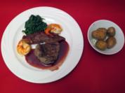 Surf and Turf an Blattspinat mit Rosmarinkartoffeln und Rotwein-Schalottensoße - Rezept