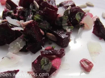 Rezept: Unter der Salzkruste gegart: Rote Bete Salat mit Parmesan Bild Nr. 2 Unter der Salzkruste gegart: Rote Bete Salat mit Parmesan - Rezept - Bild Nr. 2