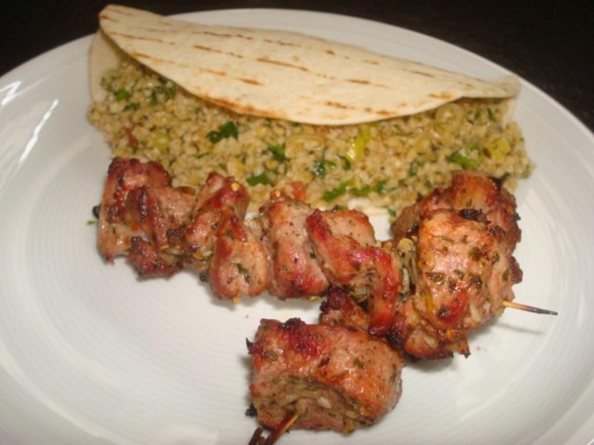 Bilder für Gegrillte Lammspieße mit Tabbouleh-Wrap und Joghurt-Dip - Rezept