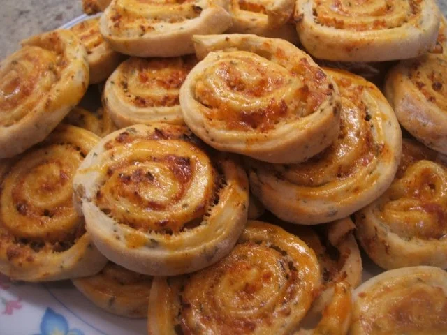 Rezept: Fingerfood: Kräuterschnecken mit Schafskäsefüllung Fingerfood: Kräuterschnecken mit Schafskäsefüllung - Rezept