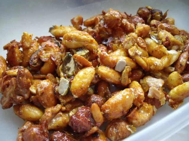 Rezept: Pikanter Snack: Geröstete Nüsse mit Honig Pikanter Snack: Geröstete Nüsse mit Honig - Rezept