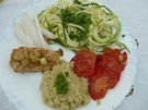 Rezept: Hirse mit gebratenen Tofu, Frühlingszwiebel, Tomate und Zucchinirohkost Hirse mit gebratenen Tofu, Frühlingszwiebel, Tomate und Zucchinirohkost - Rezept
