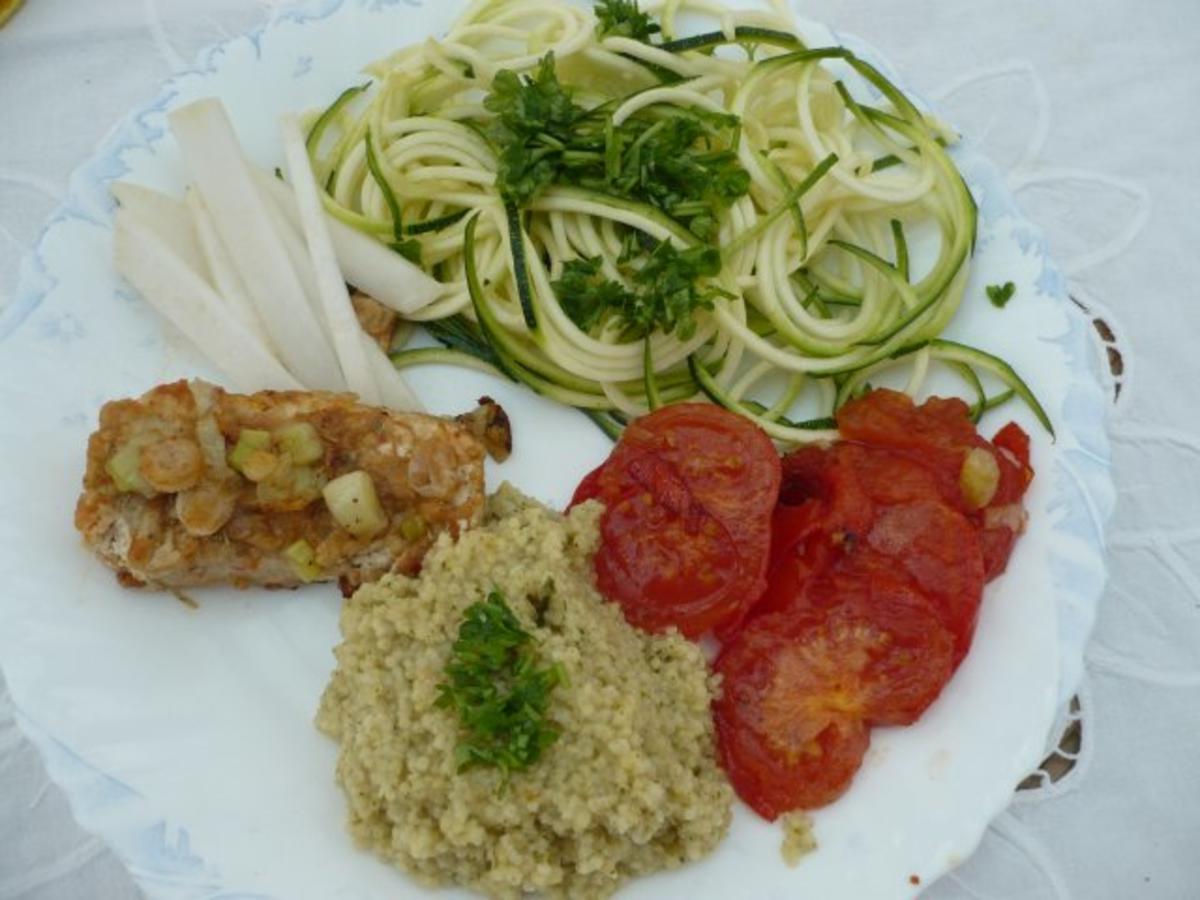 Bilder für Hirse mit gebratenen Tofu, Frühlingszwiebel, Tomate und Zucchinirohkost - Rezept