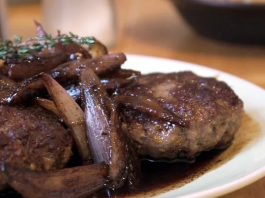 Rezept: Pikant-fruchtige Bouletten mit Schalotten-Balsamico-Sauce Pikant-fruchtige Bouletten mit Schalotten-Balsamico-Sauce - Rezept