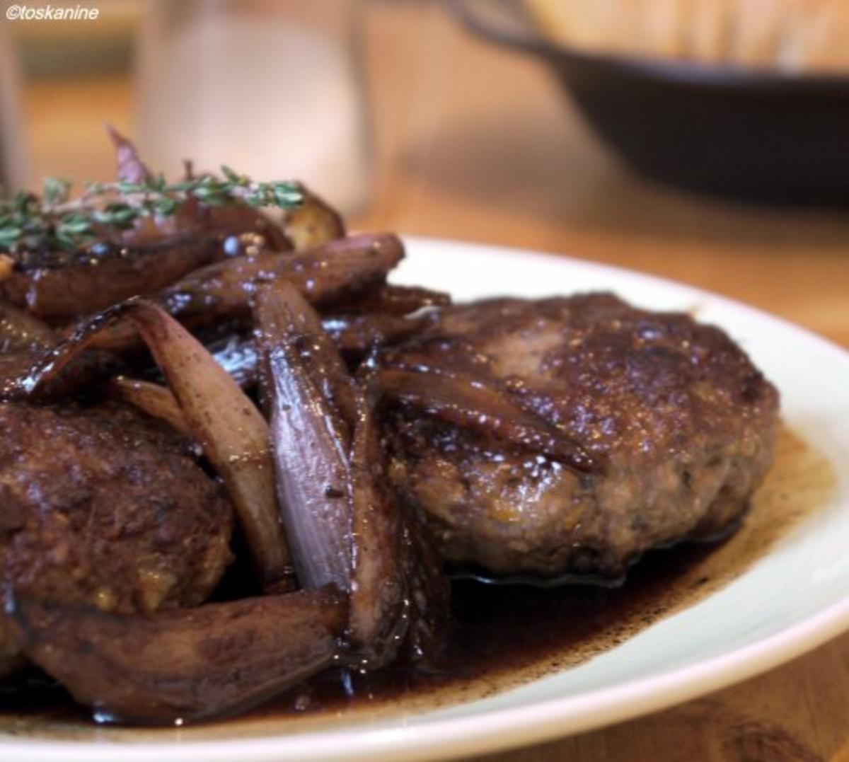 Bilder für Pikant-fruchtige Bouletten mit Schalotten-Balsamico-Sauce - Rezept