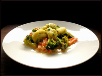 Rezept: Bärlauch - Gnocchi und Broccoli-Karotten-Gemüse Bärlauch - Gnocchi und Broccoli-Karotten-Gemüse - Rezept