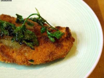 Rezept: Süss-scharfe Hähnchenschnitzel mit frittierter Petersilie Süss-scharfe Hähnchenschnitzel mit frittierter Petersilie - Rezept