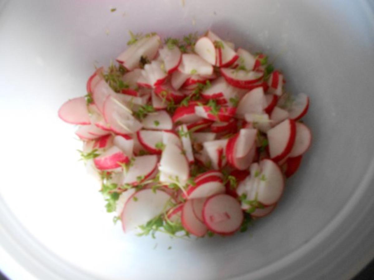 Radieschensalat sehr lecker und einfach zuzubereiten - Rezept mit Bild ...