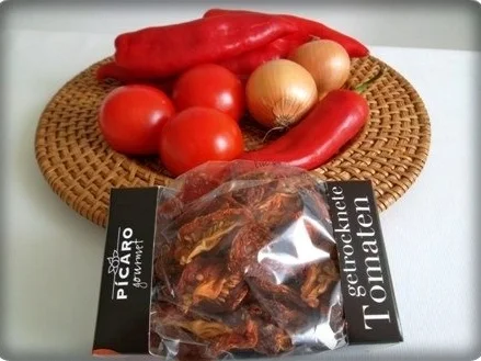 Rezept: Paprika-Tomaten- Peperonisauce für Tagliatelle nach Art des Hauses Bild Nr. 3 Paprika-Tomaten- Peperonisauce für Tagliatelle nach Art des Hauses - Rezept - Bild Nr. 3