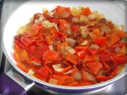 Rezept: Paprika-Tomaten- Peperonisauce für Tagliatelle nach Art des Hauses Bild Nr. 11 Paprika-Tomaten- Peperonisauce für Tagliatelle nach Art des Hauses - Rezept - Bild Nr. 11