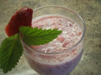 Getränke: Erdbeer-Rhabarber-Milch - Rezept