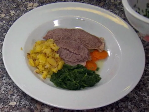 Original Altwiener Tafelspitz mit Spinat, Erdäpfelschmarrn und Apfelkren (Barbara Wussow) - Rezept