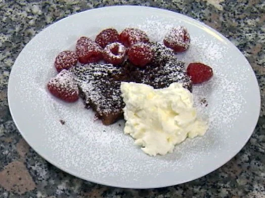 Rezept: Becherlkuchen mit Schlagobers (Barbara Wussow) Becherlkuchen mit Schlagobers (Barbara Wussow) - Rezept