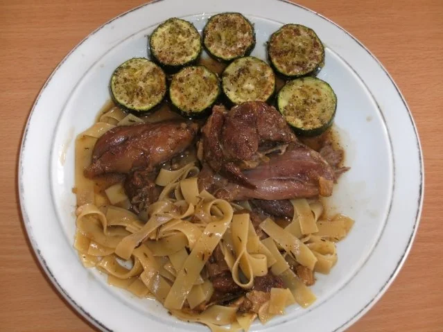 Fleisch: Lammhaxe im Kräuterbett - Rezept