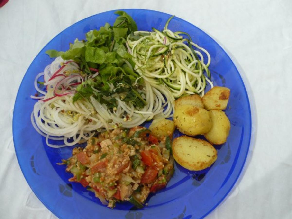 Rohkost Satt Mit Gebratenen Kartoffeln Und Gedunsteten Gemuse Rezept Kochbar De