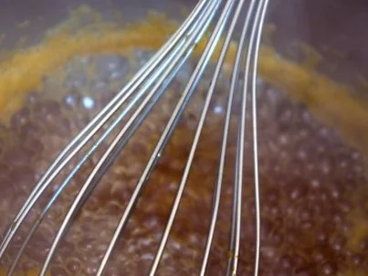 Rhabarber-Quark-Mousse mit Orangenkaramell-Whisky-Sauce - Rezept - Bild Nr. 8