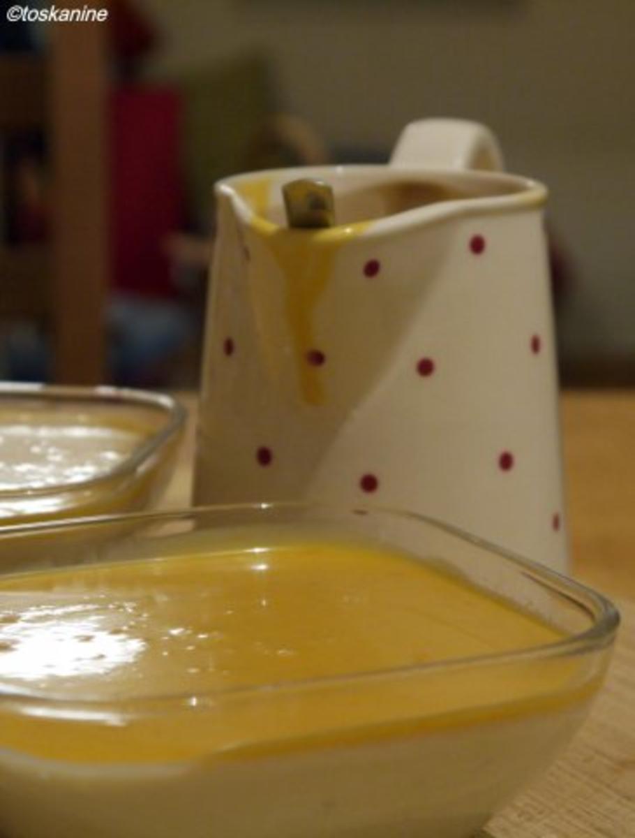 Rhabarber-Quark-Mousse mit Orangenkaramell-Whisky-Sauce - Rezept ...